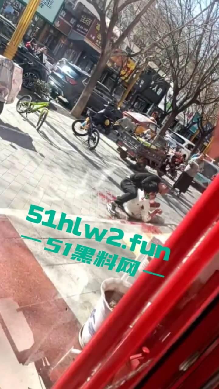 北京顺义区民富街,初中生摔倒被铁棍插中系一商户为防止别人门前停车安置,导致血液喷涌当场死亡。-3