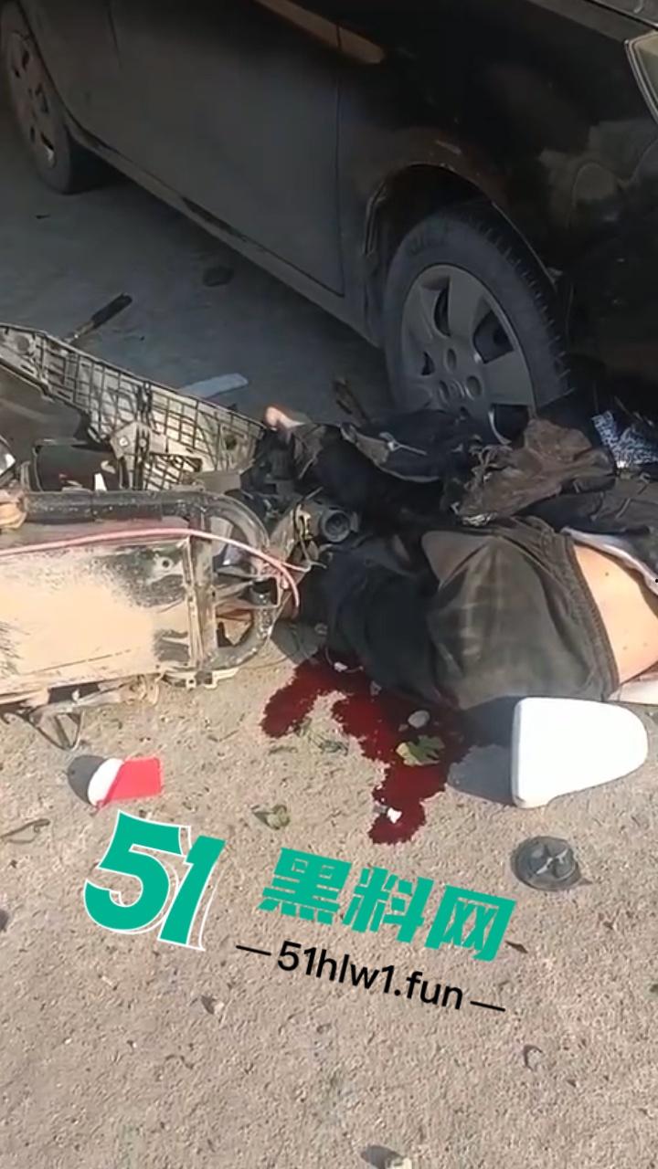 广东一辆秦plus村路嚣张飙速超车撞飞三个小伙后加速逃逸 被撞三人当场毙命血腥现场实拍流出！-7