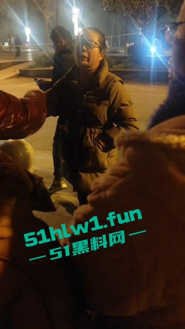 女人出轨男人怒砍情敌,既然都带走一个了,咋不顺手多带一个?反正是三人行的事!-1