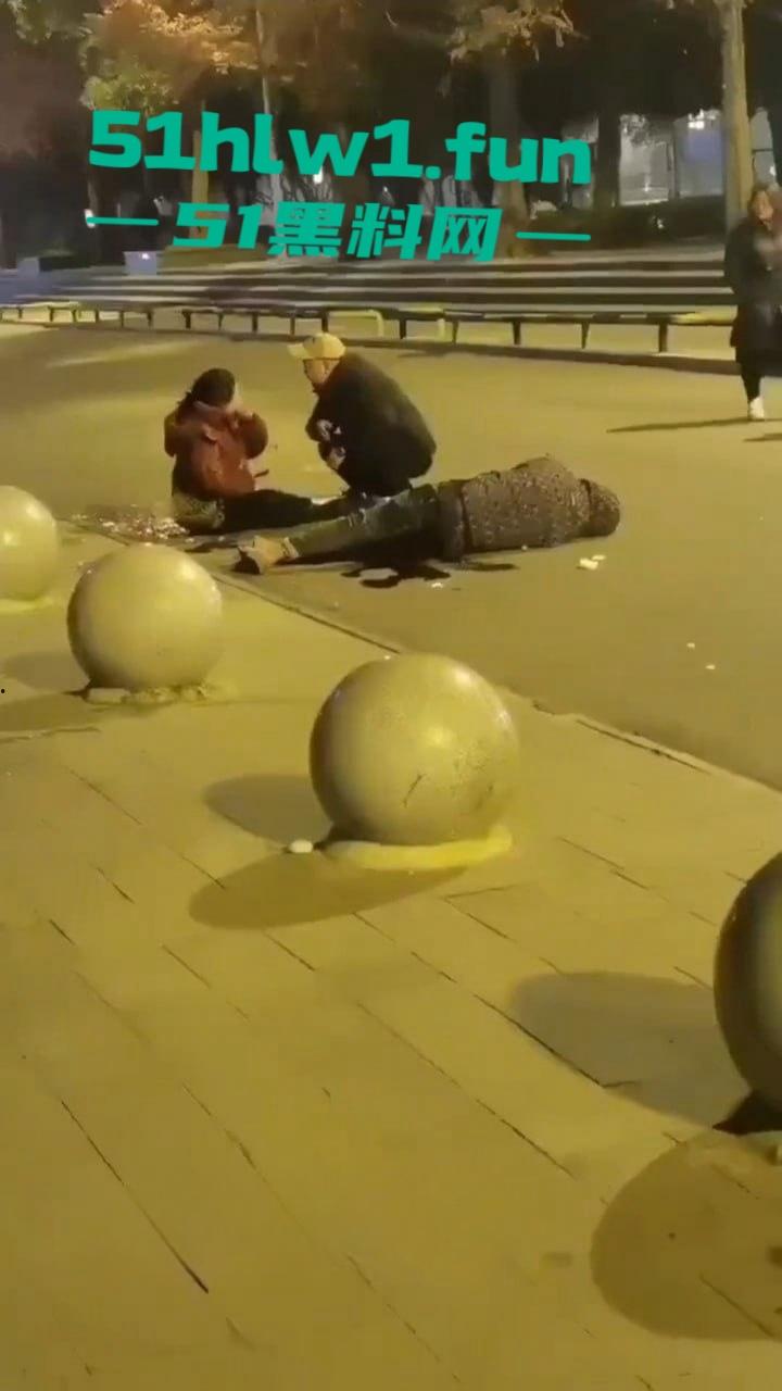 女人出轨男人怒砍情敌,既然都带走一个了,咋不顺手多带一个?反正是三人行的事!-4