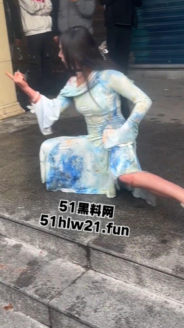 长沙解放西成网红擦边女云集地,蓝裙美女当街撩客E杯大奶随便摸,真实太开放了。-7