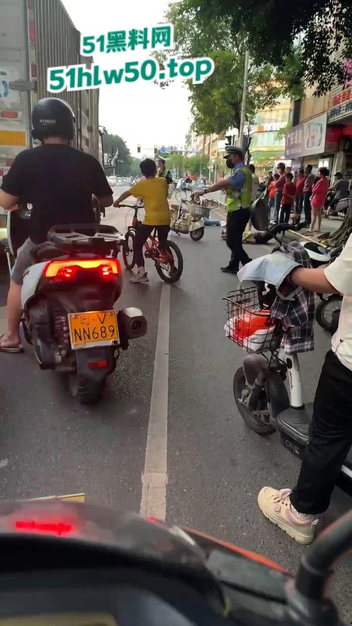 广东潮汕暴躁男在线作死,只因未戴头盔强行躲检撞飞交警双双倒地不起满脸是伤!-4