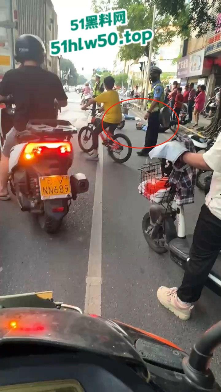 广东潮汕暴躁男在线作死,只因未戴头盔强行躲检撞飞交警双双倒地不起满脸是伤!-5