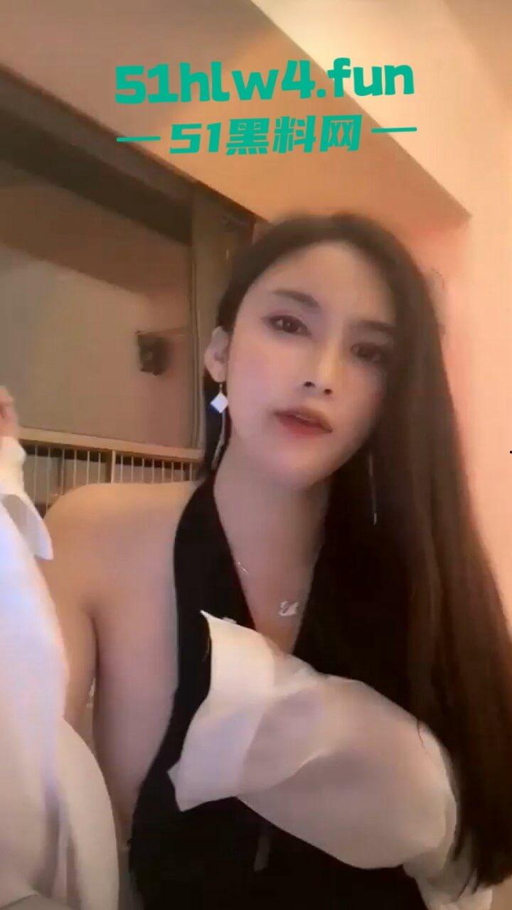 抖音极品女神【颜不乖】大奶长腿御姐,换各式情趣装镜头前骚舞,土豪高价定制福利流出。-3