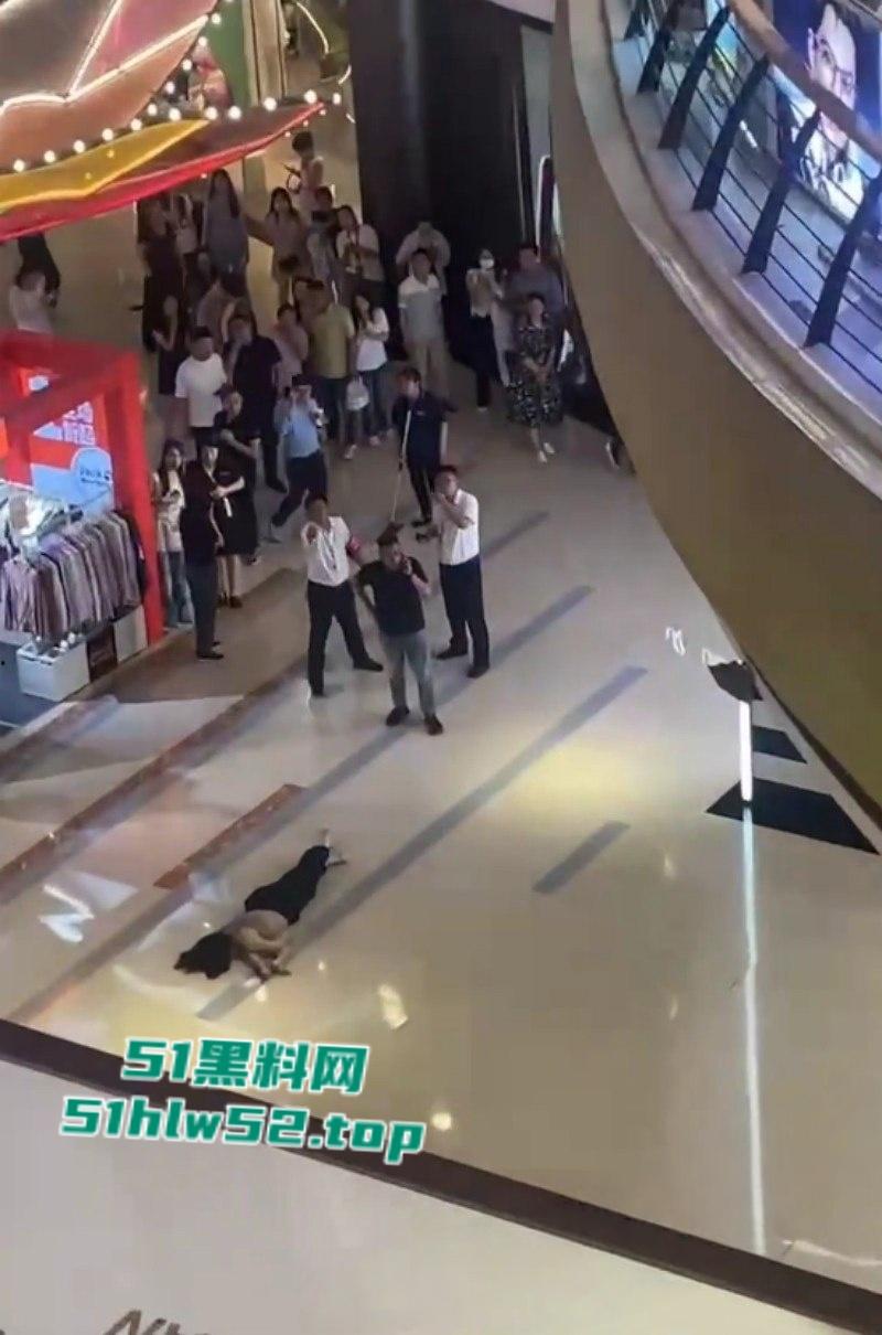 江苏扬州京华城商场内,女子跳楼轻生真相暴漏竟是与男友买奶茶发生分歧,一时冲动跳楼结束了生命!-3