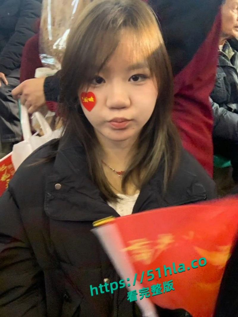 陕西商洛十九岁清纯大一学妹【吴睿尧】微胖母狗假期在家发情，遭炮友远程调教浑身写满下贱铭文！-1