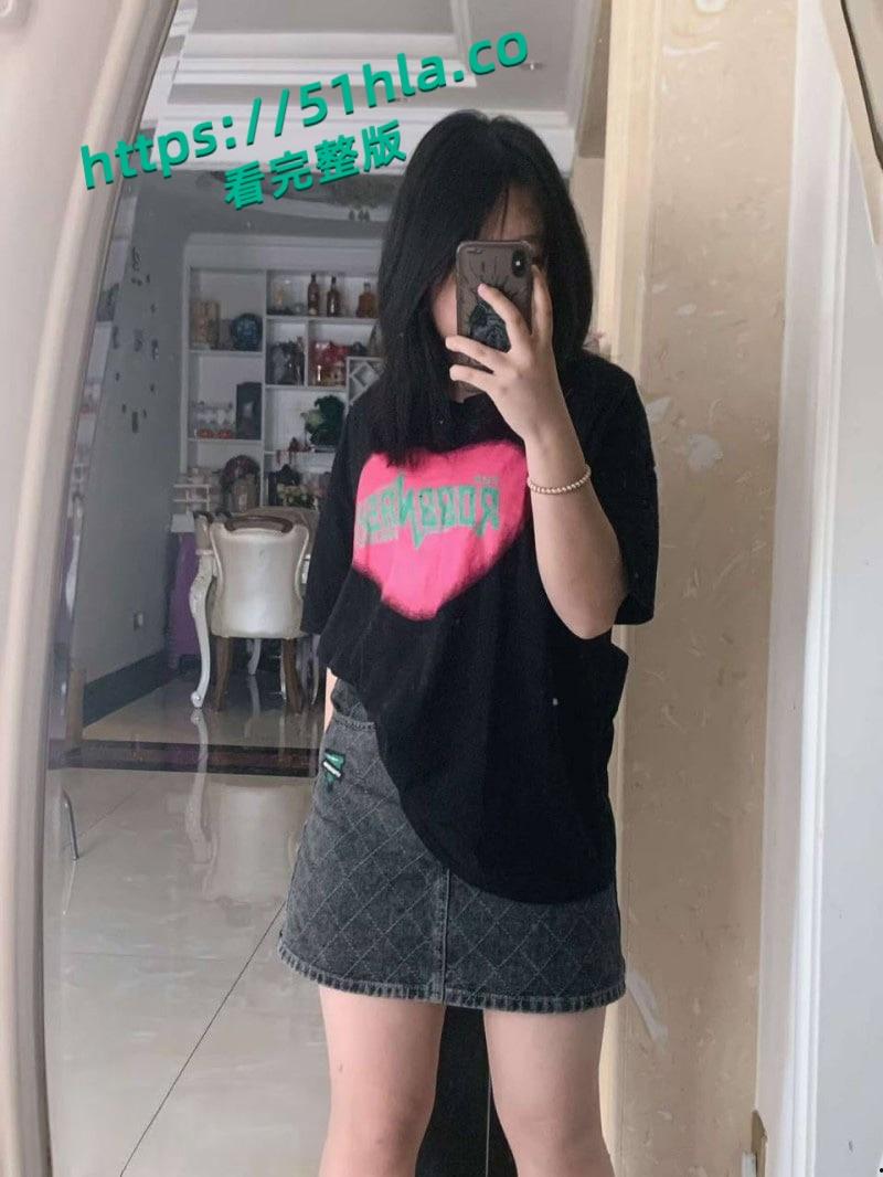 陕西商洛十九岁清纯大一学妹【吴睿尧】微胖母狗假期在家发情，遭炮友远程调教浑身写满下贱铭文！-3