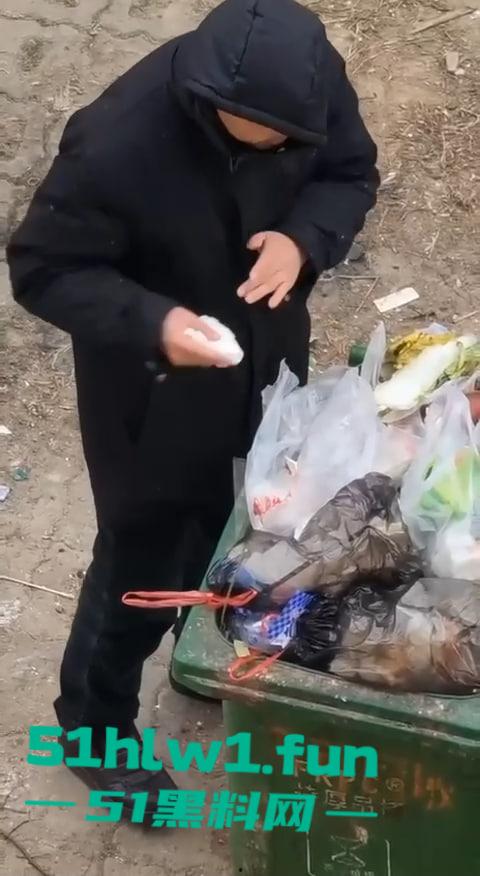 超变态的性癖爱好吗,男子在垃圾桶翻女生带血卫生巾舔舐,蚊子见了都要称赞牛逼。-2