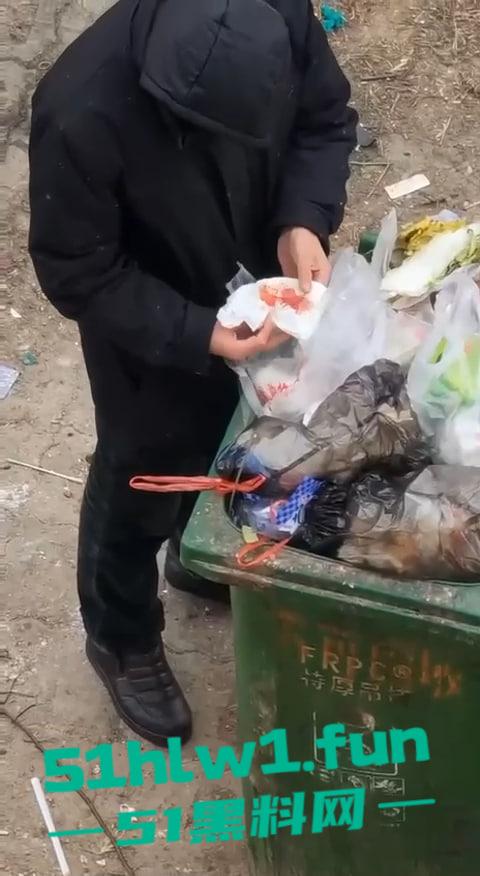 超变态的性癖爱好吗，男子在垃圾桶翻女生带血卫生巾舔舐，蚊子见了都要称赞牛逼。-3