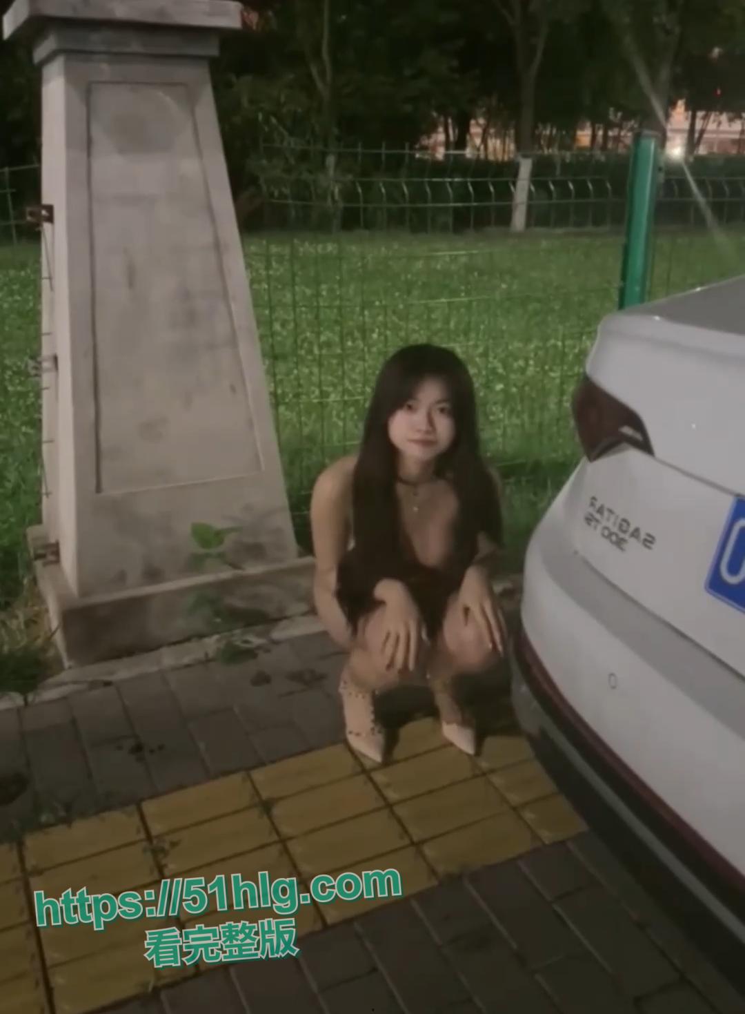 【陕西】美女【乐乐】全裸街头漫步!美乳、翘臀,无毛小穴,躲避路人的惊险刺激感,堪称视觉盛宴-11