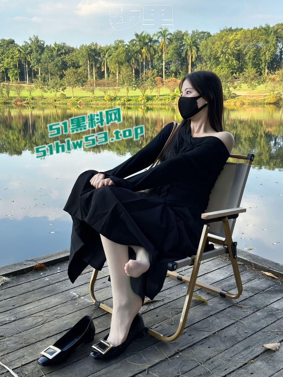 抖音30万粉网红【小步里】下海私拍合集流出,白嫩妹子性感肉丝足交,无毛骚穴骑乘啪啪诱惑到爆!-3