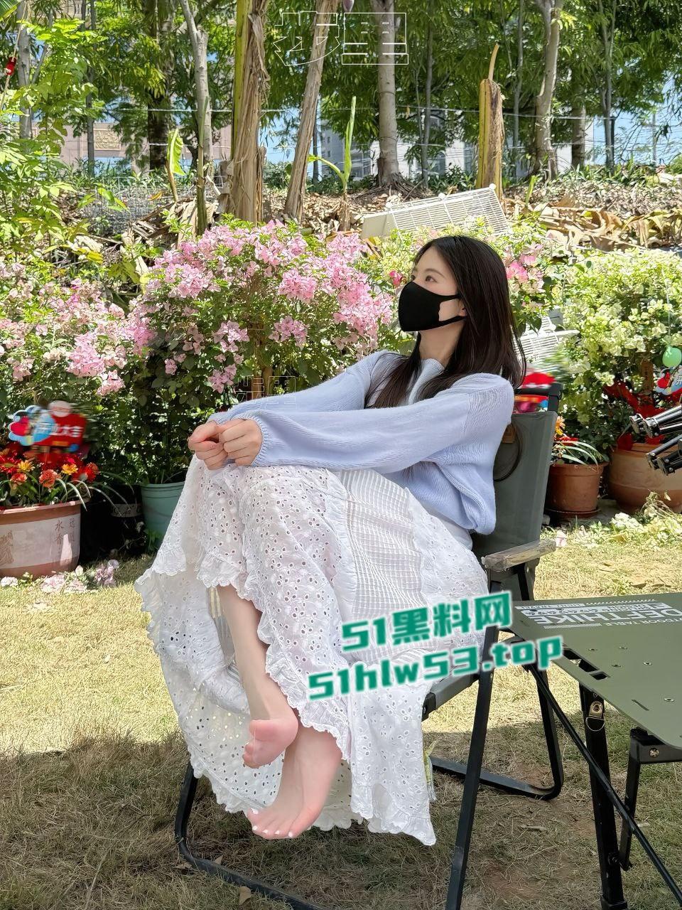 抖音30万粉网红【小步里】下海私拍合集流出,白嫩妹子性感肉丝足交,无毛骚穴骑乘啪啪诱惑到爆!-6