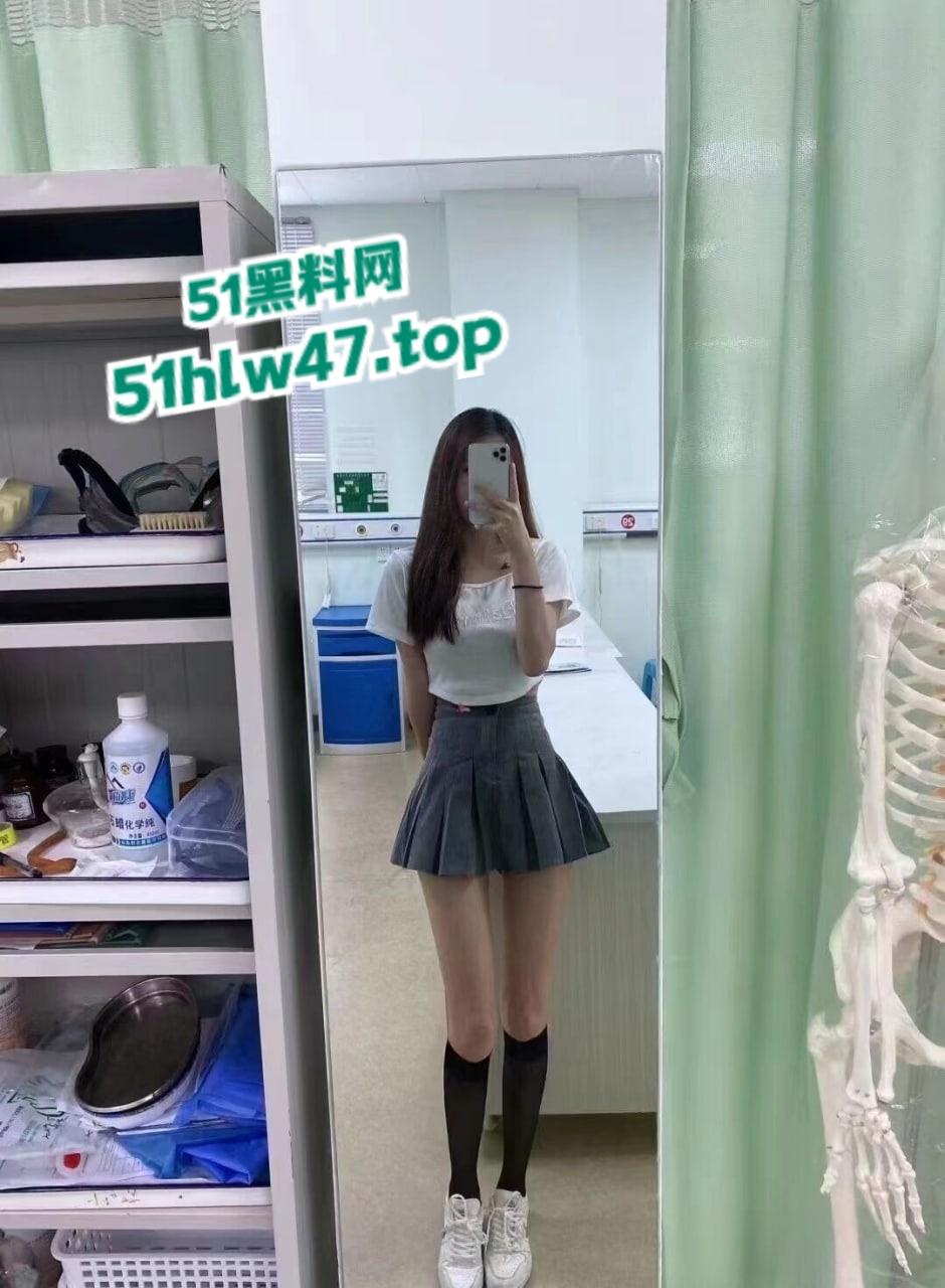 高颜值女大学生【薛翊宁】顶级身材反差女神，美腿修长诱人性爱图影泄密流出。-3