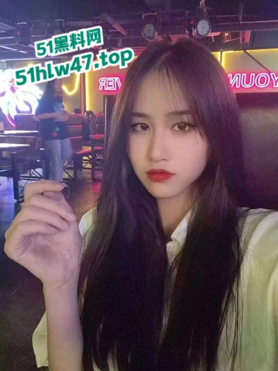 高颜值女大学生【薛翊宁】顶级身材反差女神，美腿修长诱人性爱图影泄密流出。-7