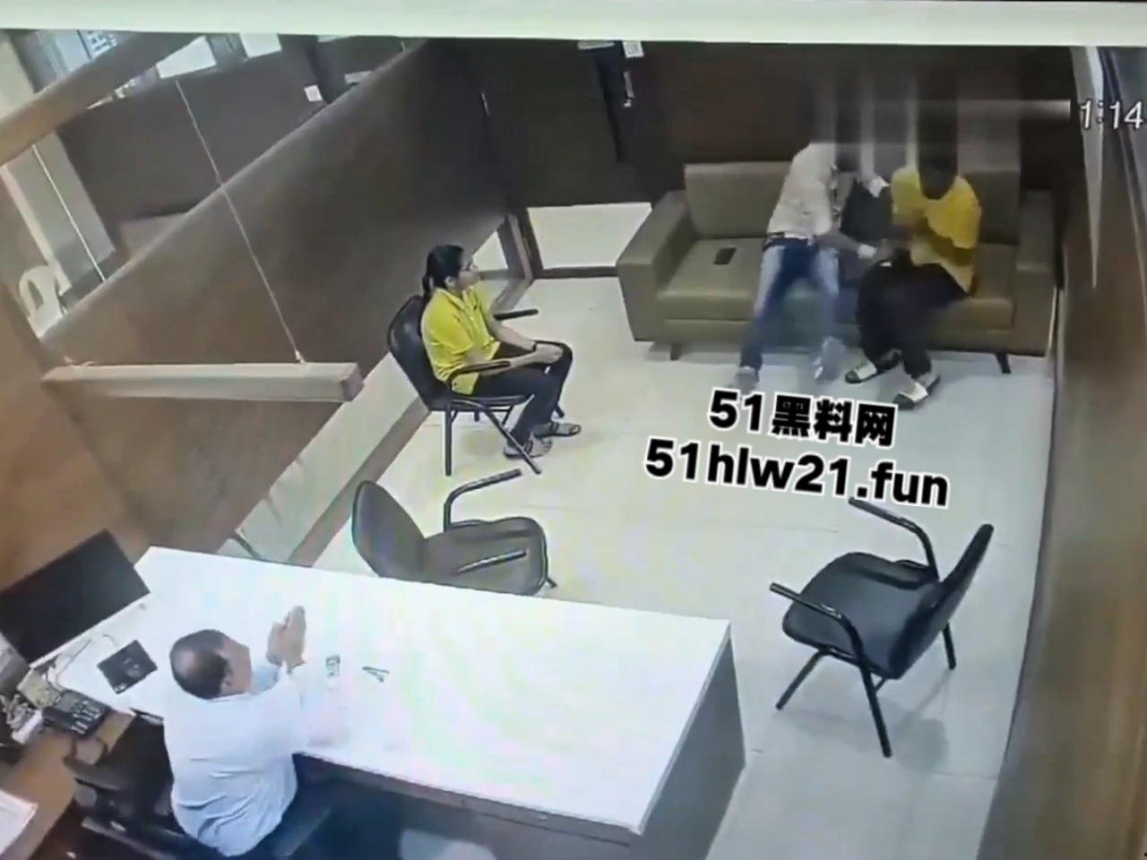 印度保险公司杀人案,男子母亲生病住院找医保公司报销,结果各种理由推脱遭男子持刀猛捅。-3