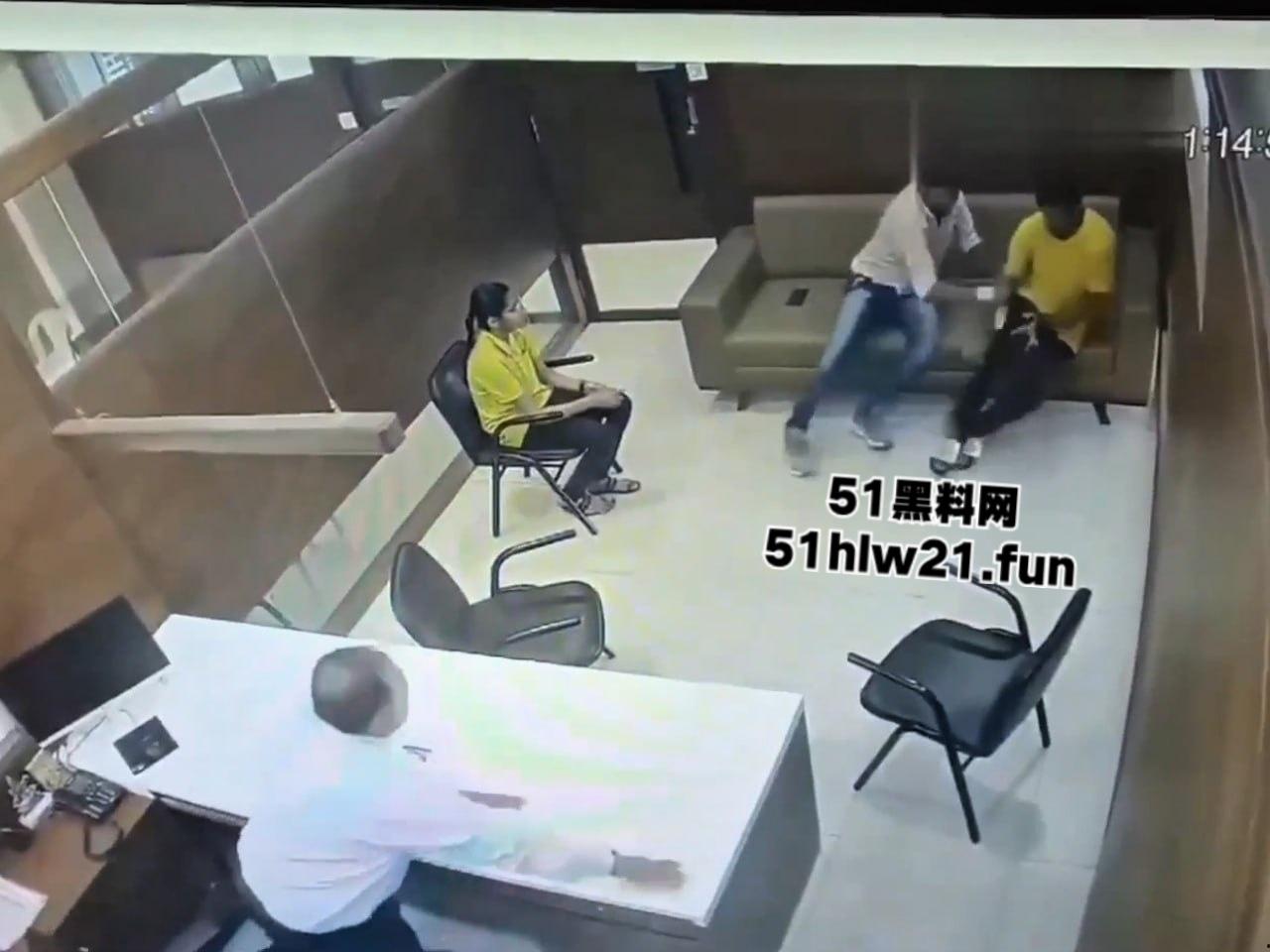 印度保险公司杀人案,男子母亲生病住院找医保公司报销,结果各种理由推脱遭男子持刀猛捅。-4