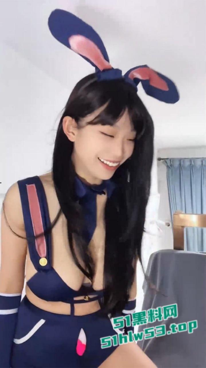 半糖甜美主播【阿斗】与男友激情性爱直播流出,G奶尤物COS性感兔女郎和粉丝互动聊骚,表情羞涩惹人怜爱!-1