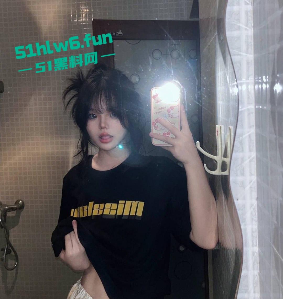 瓜友曝光甜美型前女友，颜值清纯可爱梨形身材傲人丰满，自拍一线天嫩鲍诱惑至极。-1