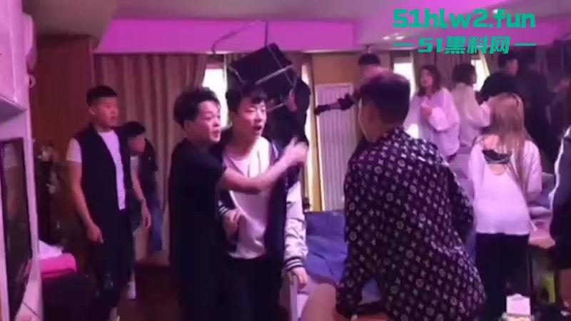 精神小伙情人节约操兄弟老婆被发现引发大混战,双拳难敌众手惨遭群殴现场视频曝光。-1