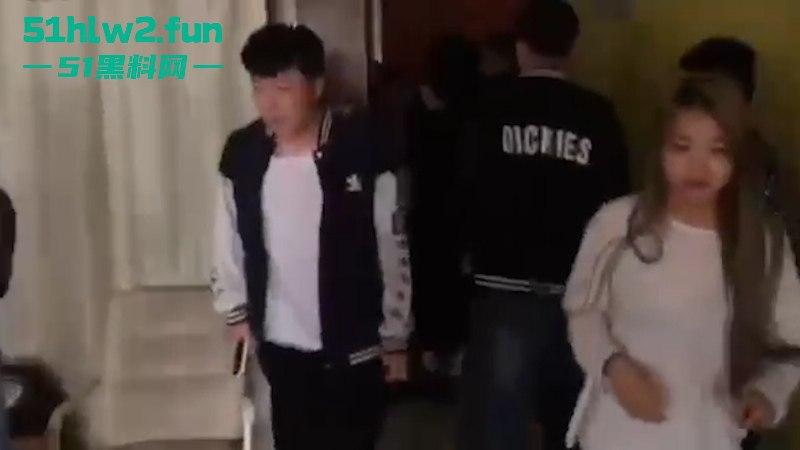 精神小伙情人节约操兄弟老婆被发现引发大混战,双拳难敌众手惨遭群殴现场视频曝光。-3