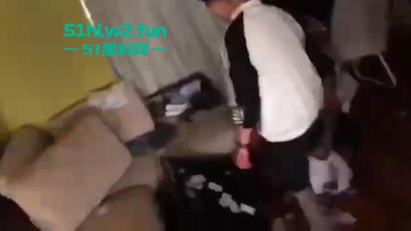 精神小伙情人节约操兄弟老婆被发现引发大混战,双拳难敌众手惨遭群殴现场视频曝光。-5