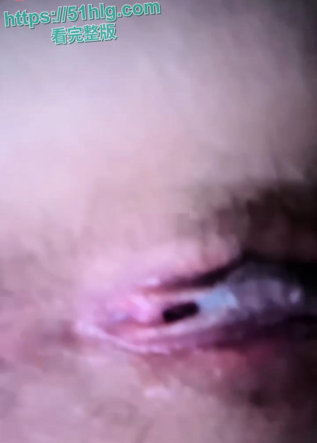 【武汉】高校高颜值大二舞蹈生厕所惊魂 近距离偷拍 嫩逼滴水洞口大开 女主怒踢门狂喊抓贼 场面火爆异常-1