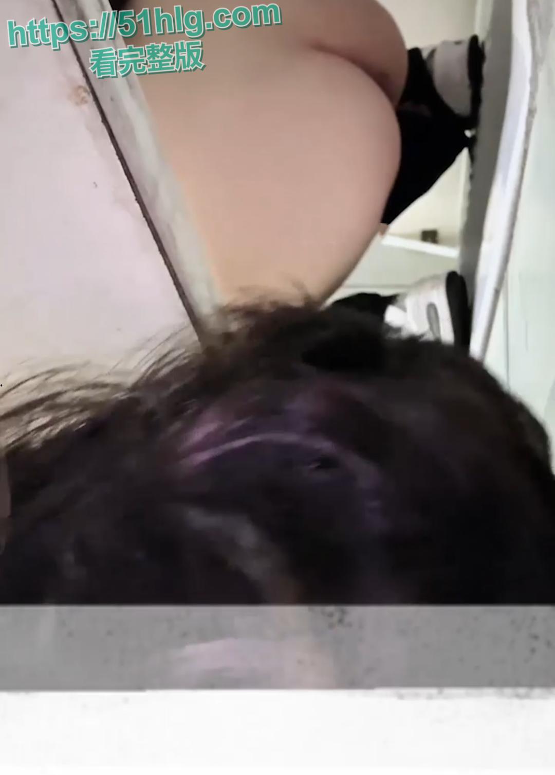 【武汉】高校高颜值大二舞蹈生厕所惊魂 近距离偷拍 嫩逼滴水洞口大开 女主怒踢门狂喊抓贼 场面火爆异常-3