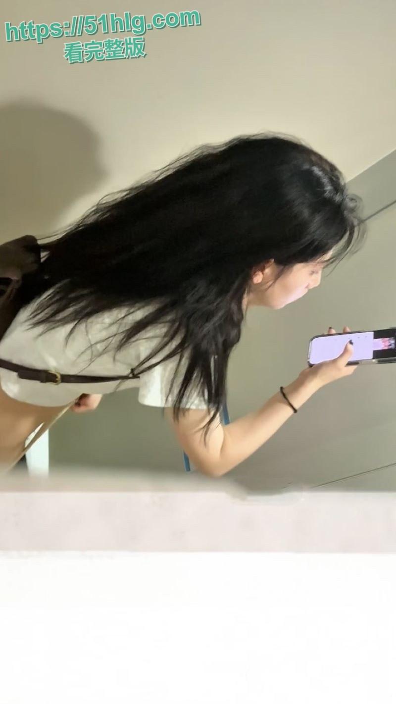 【武汉】高校高颜值大二舞蹈生厕所惊魂 近距离偷拍 嫩逼滴水洞口大开 女主怒踢门狂喊抓贼 场面火爆异常-4