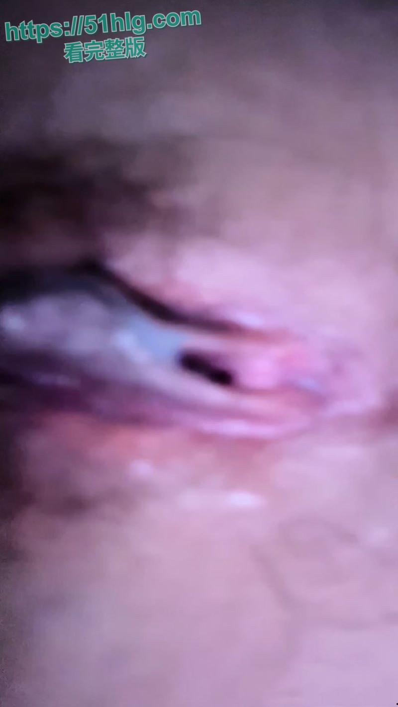 【武汉】高校高颜值大二舞蹈生厕所惊魂 近距离偷拍 嫩逼滴水洞口大开 女主怒踢门狂喊抓贼 场面火爆异常-7