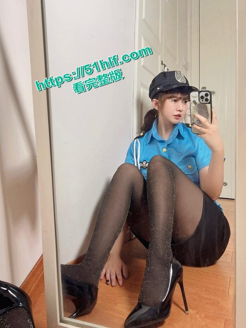 高颜值小母狗【张思允】化身性感女警官,付费视频曝光,高跟黑丝性感小短裙,镜前展示诱人肉体!-1