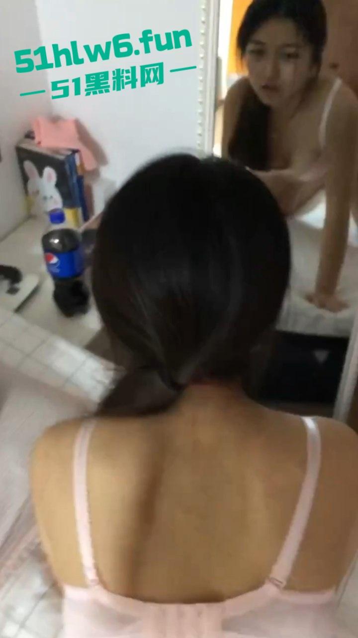 山西太原国企文员【刘琴】企业里出了名的公交车，为了上位到处勾引性爱自拍被男友发现曝光。-8