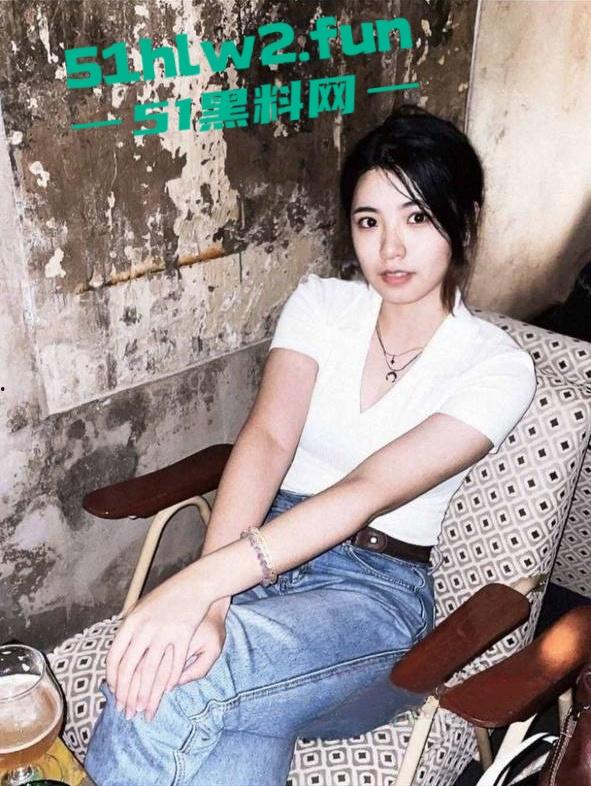 广西南宁反差女教师【柳林依】网上卖弄骚资生活照被扒,性爱视频曝光娇喘淫叫声不断!-4