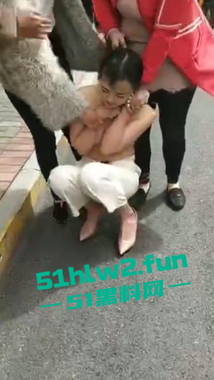 河南服装店长当小三,被原配带姐妹围堵当众扒光衣服,拿出剪刀剪头发颜值身材相当奈斯啊。-2