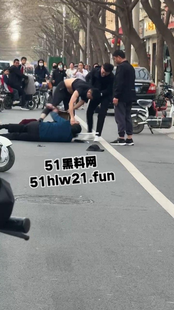 当兵16年后回家先放倒爹妈,河北鸡泽男子为跟小三淫混暴打自己亲生父母,警察面前还放不下拳头。-1