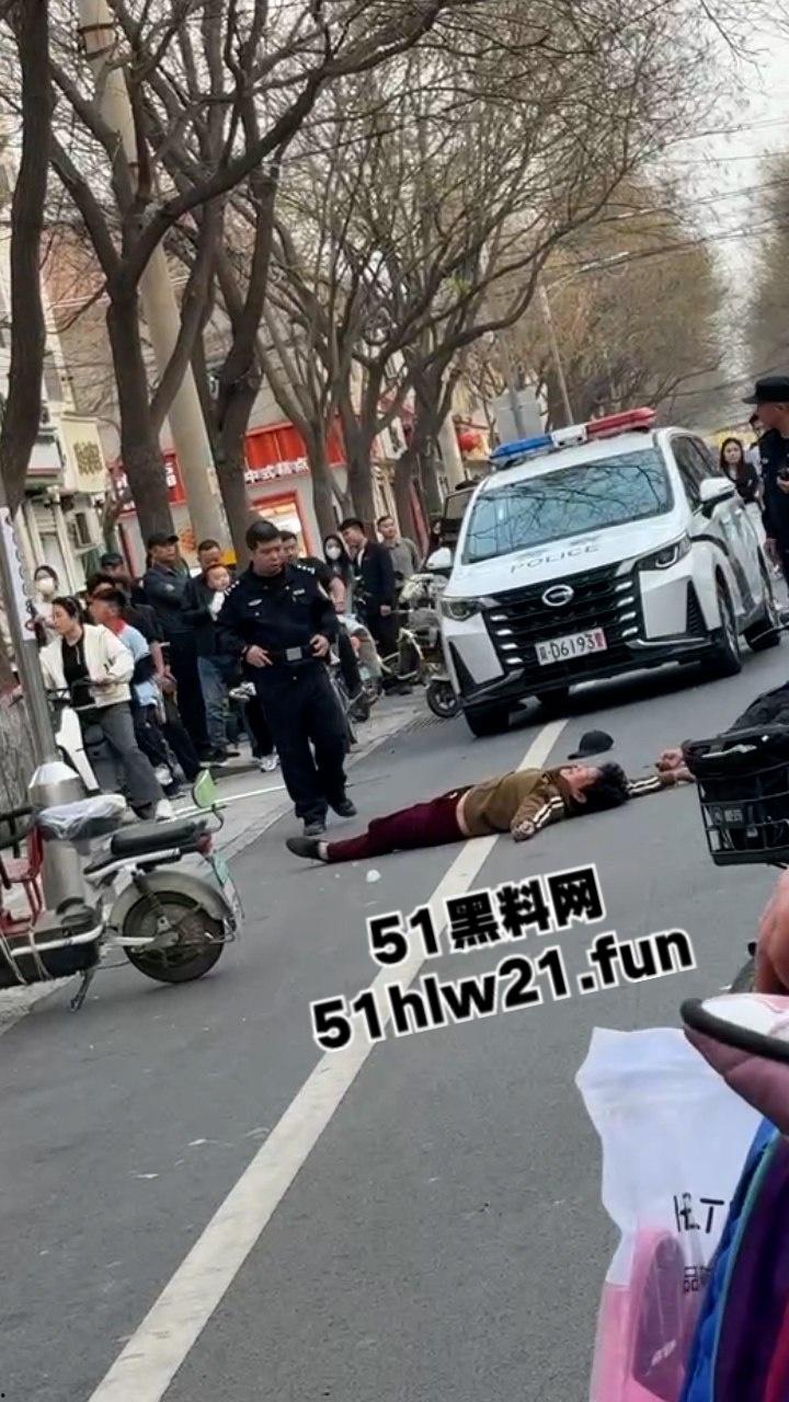 当兵16年后回家先放倒爹妈,河北鸡泽男子为跟小三淫混暴打自己亲生父母,警察面前还放不下拳头。-4