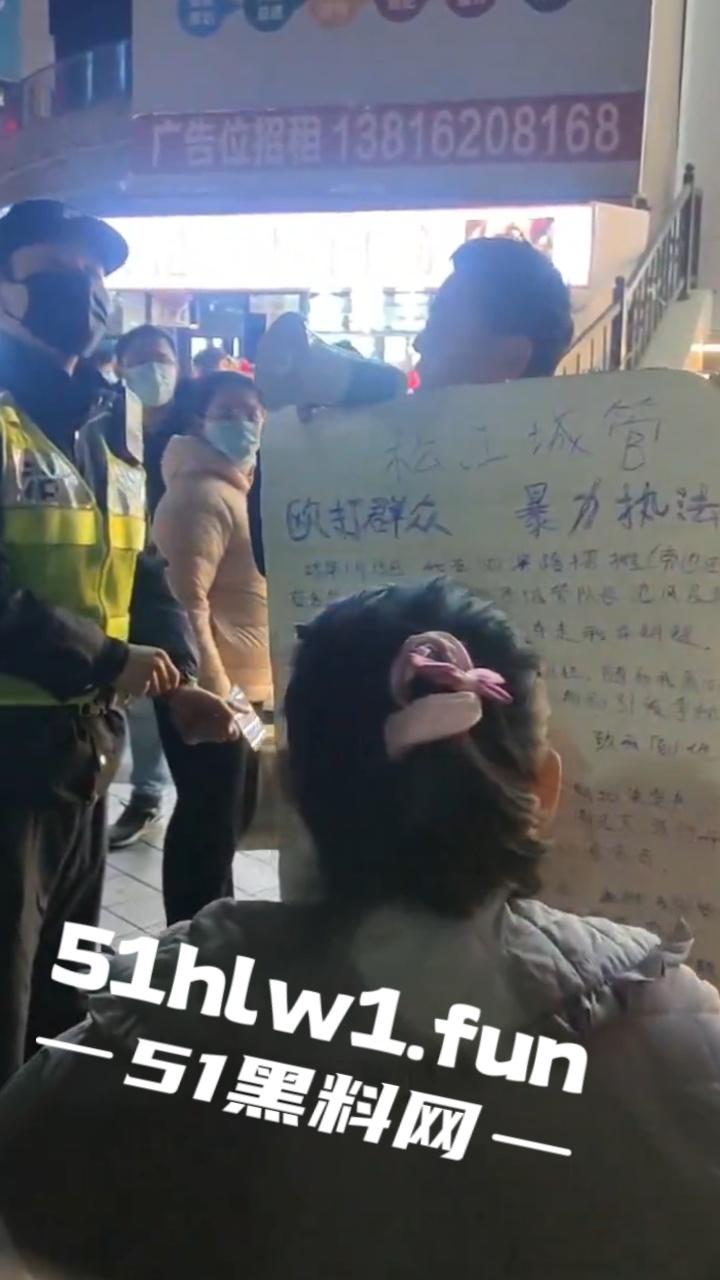 上海松江区,一商贩举牌控诉,当地城管暴力执法,不出具任何手续,扣押上千斤水果,导致腐烂变质血本无归。-3