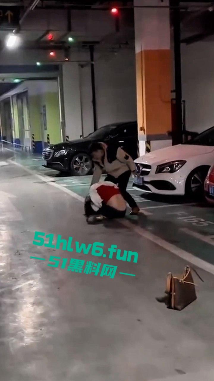 地下停车场捉奸,女子联合亲友抓小三当场逮住老公和小三亲热,将两人围堵殴打,妻子和带来的人已经被刑拘。-3