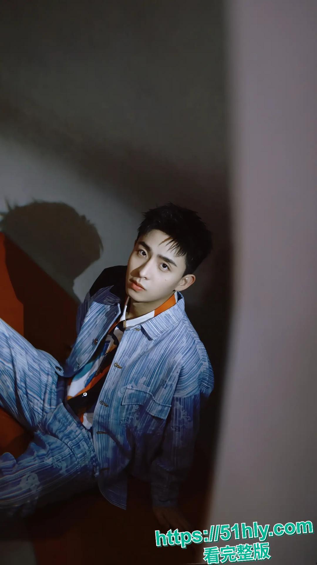 抖音百万粉丝型男歌手焦迈奇密室被约束训练，网传是gay如今被实锤无疑！-4