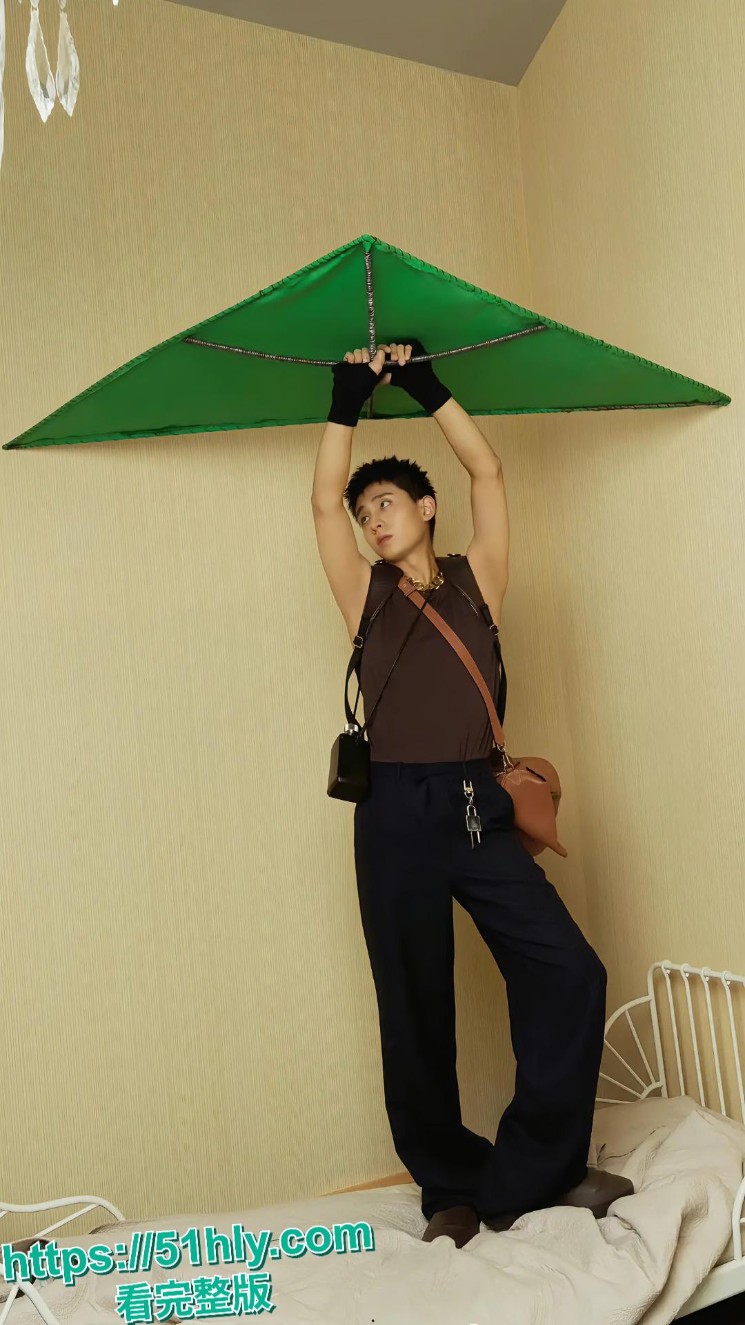 抖音百万粉丝型男歌手焦迈奇密室被约束训练，网传是gay如今被实锤无疑！-7