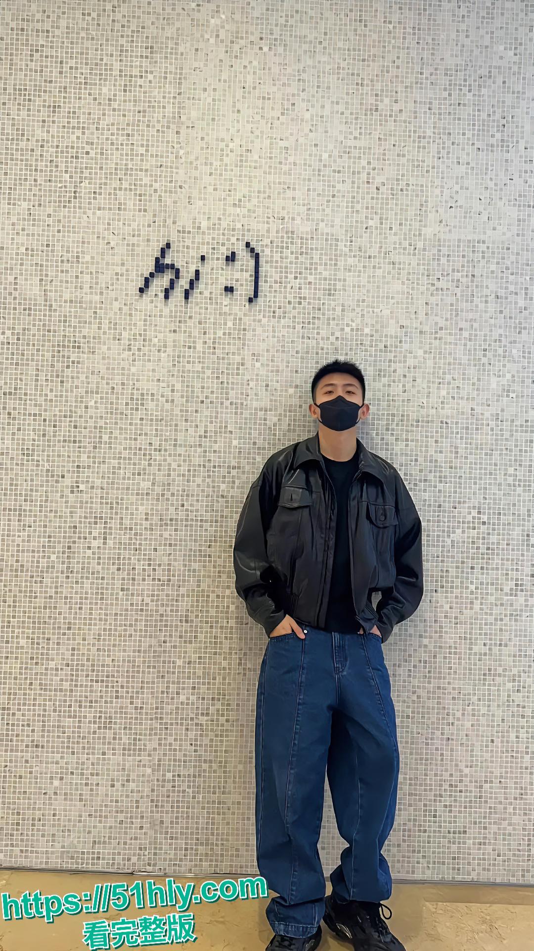 抖音百万粉丝型男歌手焦迈奇密室被约束训练，网传是gay如今被实锤无疑！-8