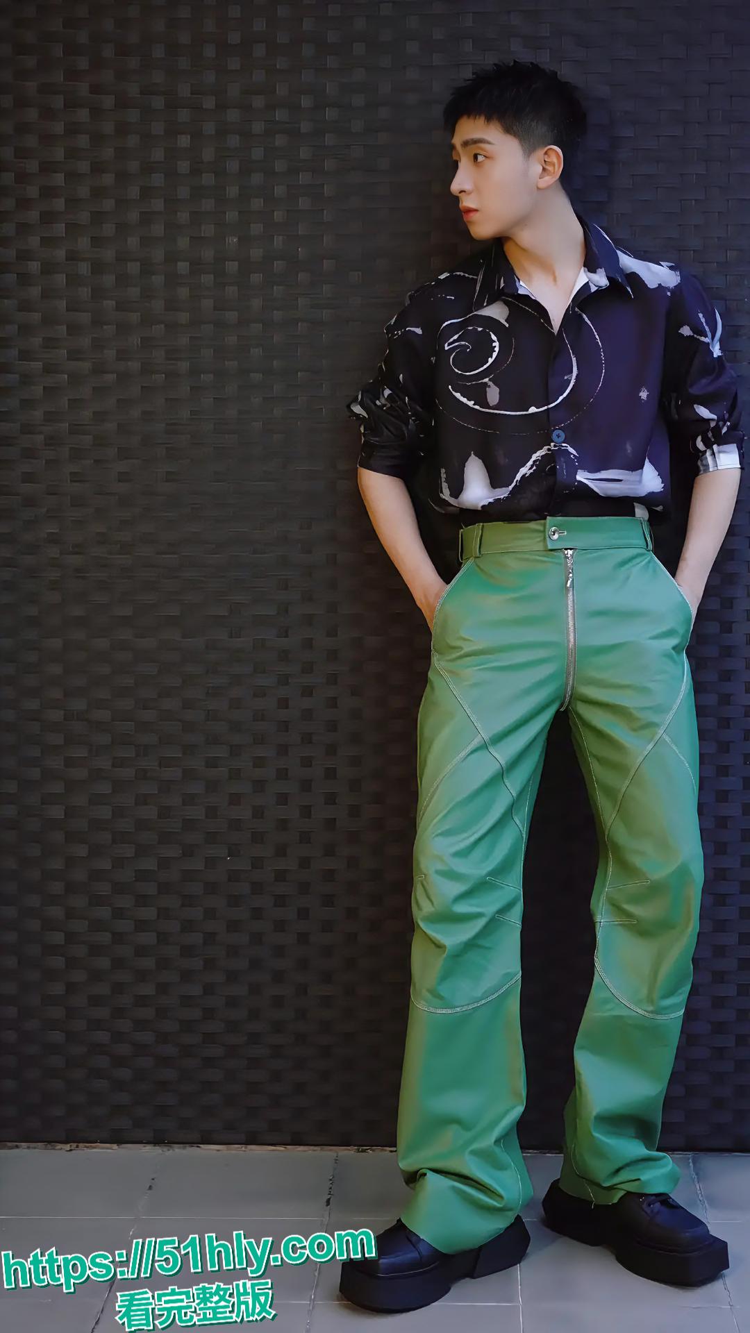 抖音百万粉丝型男歌手焦迈奇密室被约束训练，网传是gay如今被实锤无疑！-9