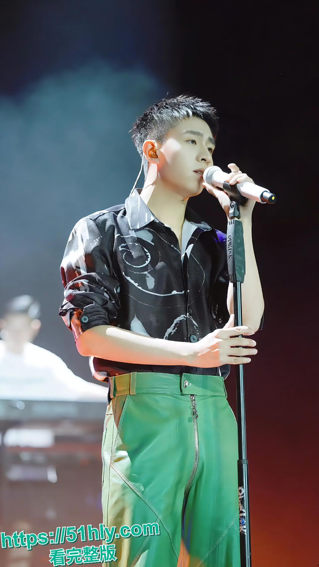 抖音百万粉丝型男歌手焦迈奇密室被约束训练，网传是gay如今被实锤无疑！-10