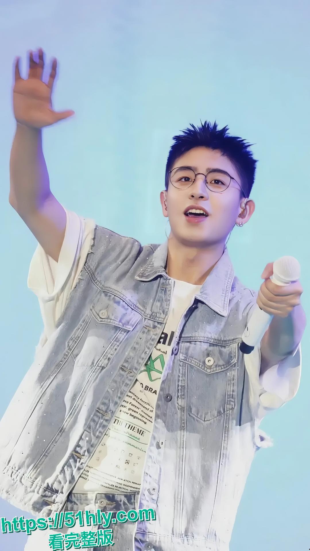 抖音百万粉丝型男歌手焦迈奇密室被约束训练，网传是gay如今被实锤无疑！-11