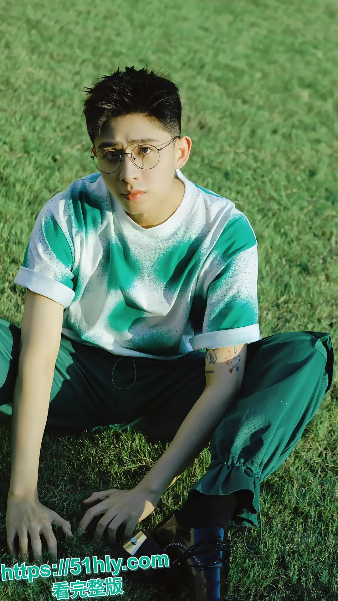 抖音百万粉丝型男歌手焦迈奇密室被约束训练，网传是gay如今被实锤无疑！-12