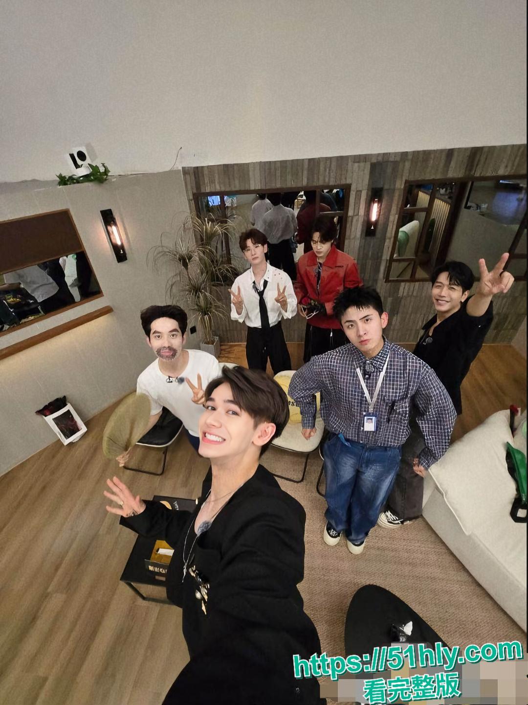 抖音百万粉丝型男歌手焦迈奇密室被约束训练，网传是gay如今被实锤无疑！-13