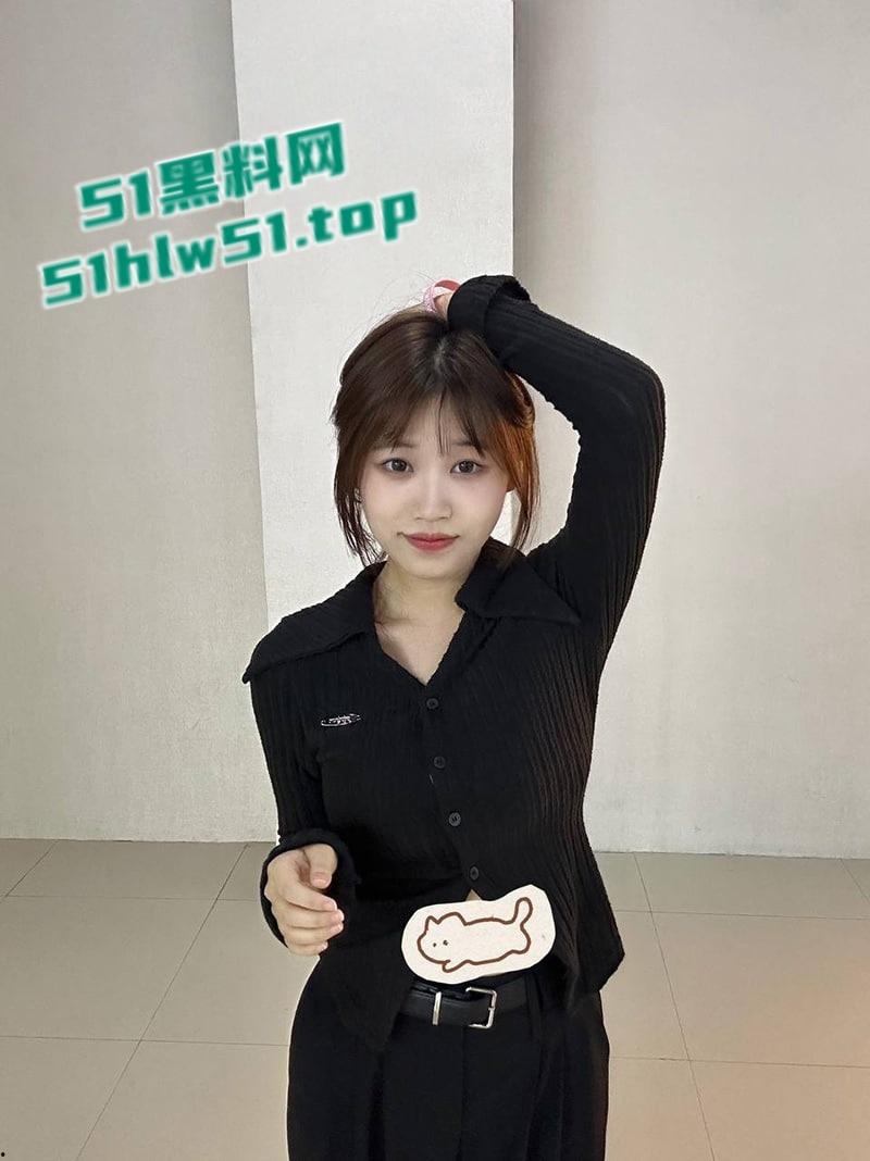 真实勾搭大二学生妹,皮肤白嫩骚母狗约炮喜欢玩群p,开房露脸调教轮操真是够反差!-4