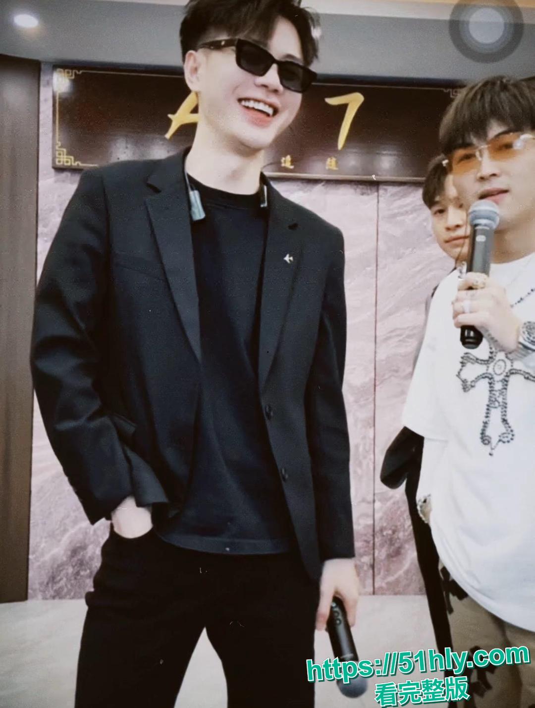 快手400万粉顶流a7家族 该来了 狂草女粉私密视频流出 精神小伙天天换妹子 粉丝后宫轮番上阵-4