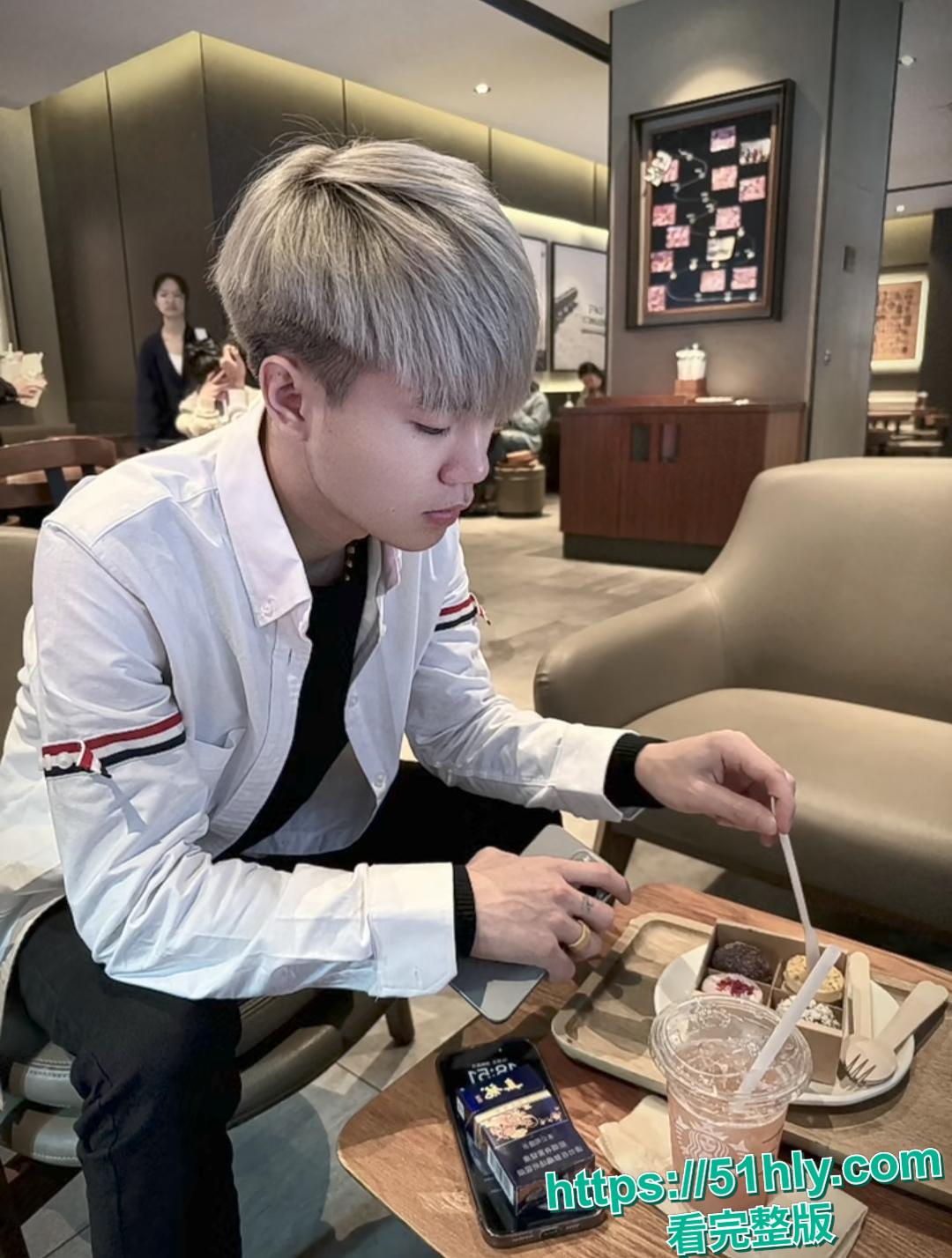 快手400万粉顶流a7家族 该来了 狂草女粉私密视频流出 精神小伙天天换妹子 粉丝后宫轮番上阵-6