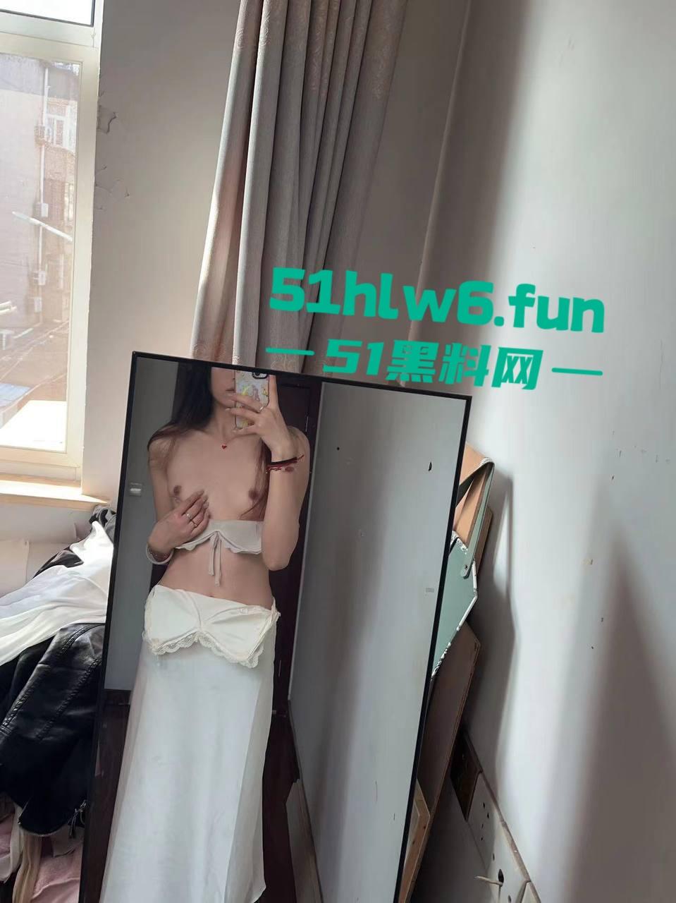 青岛反差母狗【刘子萱】175cm的极品炮架子,逆天大长腿极致性感小骚逼被男友操黑后还被曝光。-5