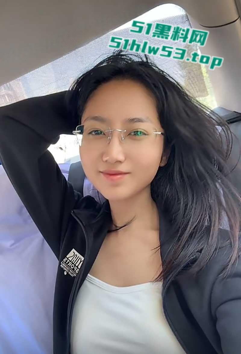 抖音27W粉丝网红【温柔馨馨】约炮视频流出，直播时故意走光拍自慰福利视频，十个眼镜妹九个骚名不虚传！-4